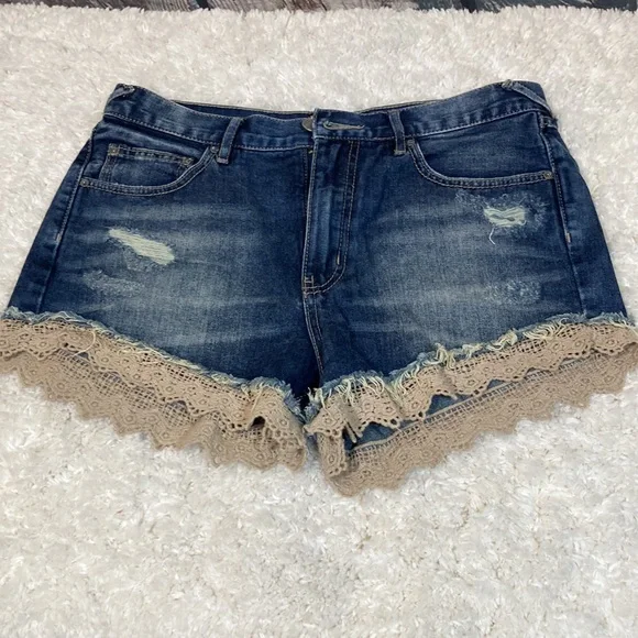 💙Free People Distressed Crochet Lace Trim Denim Short - Picture 9 of 9